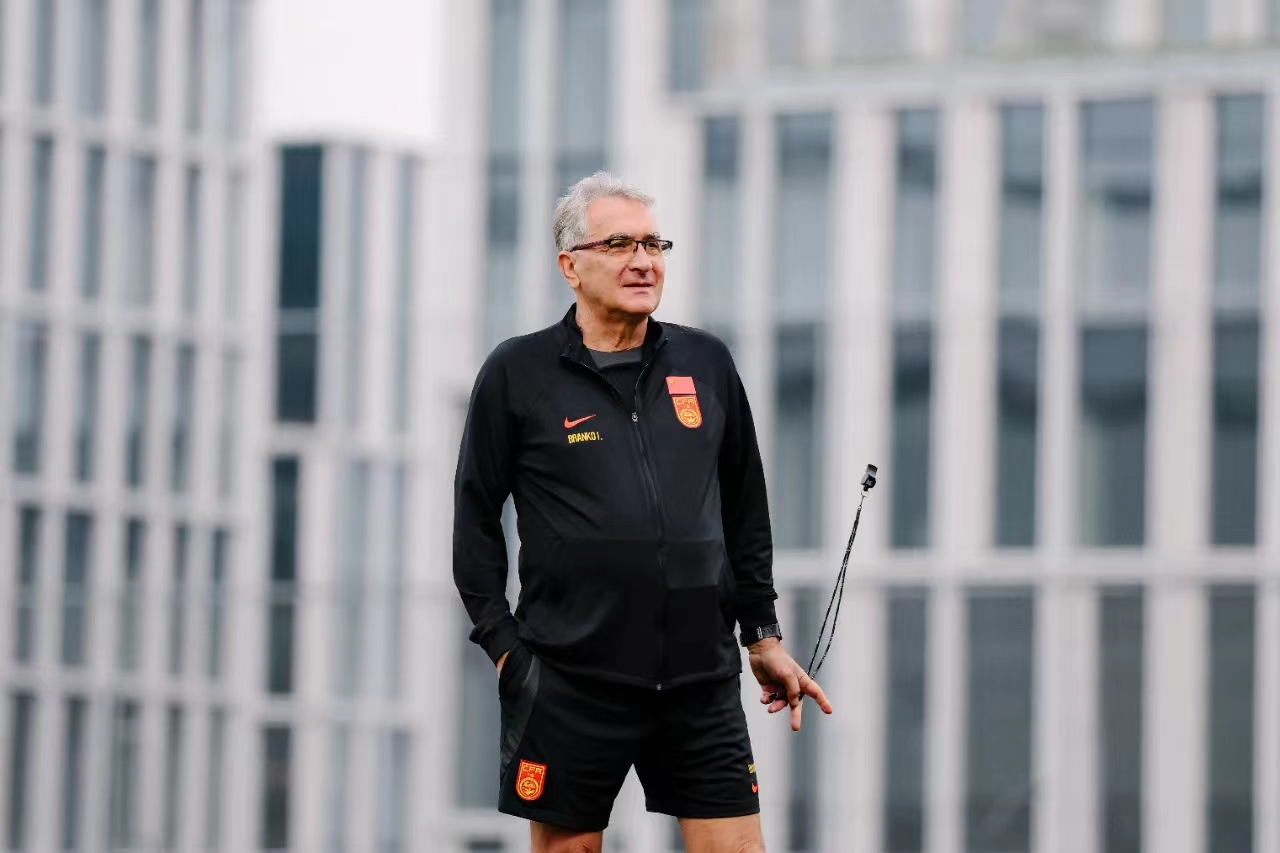 开云体育下载电脑版-沪媒：国脚被提醒别被裁判抓“把柄”，2800名球迷赴客场