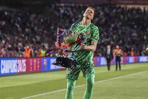 每体：什琴斯尼下周将与巴萨签署续约合同，为期1年+可选再续1年