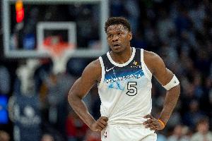 开云体育下载网址-望无大碍！爱德华兹崴脚被搀扶离场 半场9中6拿到15分