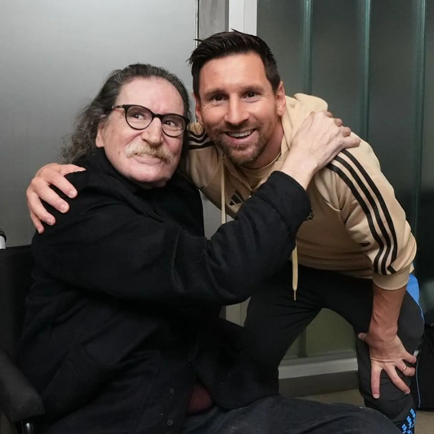 梅西与阿根廷摇滚教父查理-加西亚合影：很高兴见到您，大师