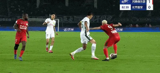 开云体育下载网址-柏杨踩踏动作犯规，裁判吹罚点球