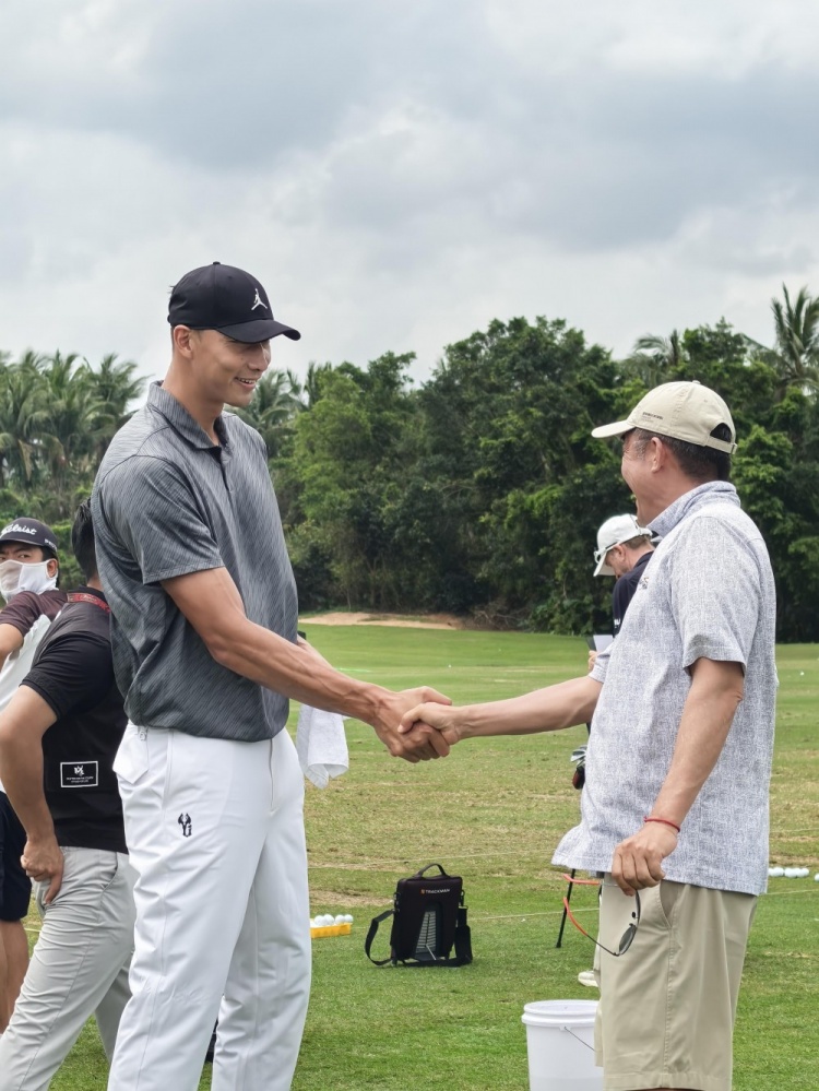 开云体育下载-好久不见！易建联现身观澜湖高尔夫比赛 面带笑容心情不错
